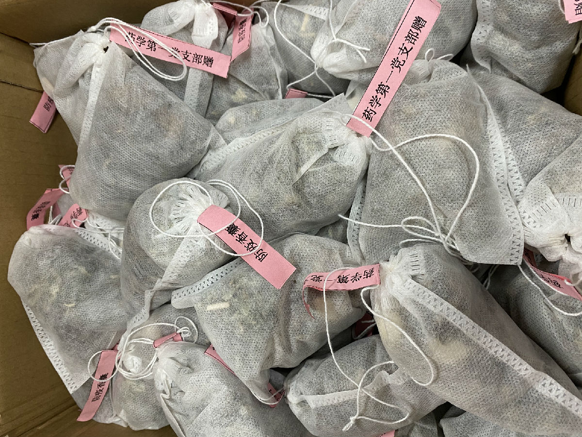 抗击疫情  香囊来助力 —— 药学部自制“中药防疫香囊”为抗疫战士增铠添甲