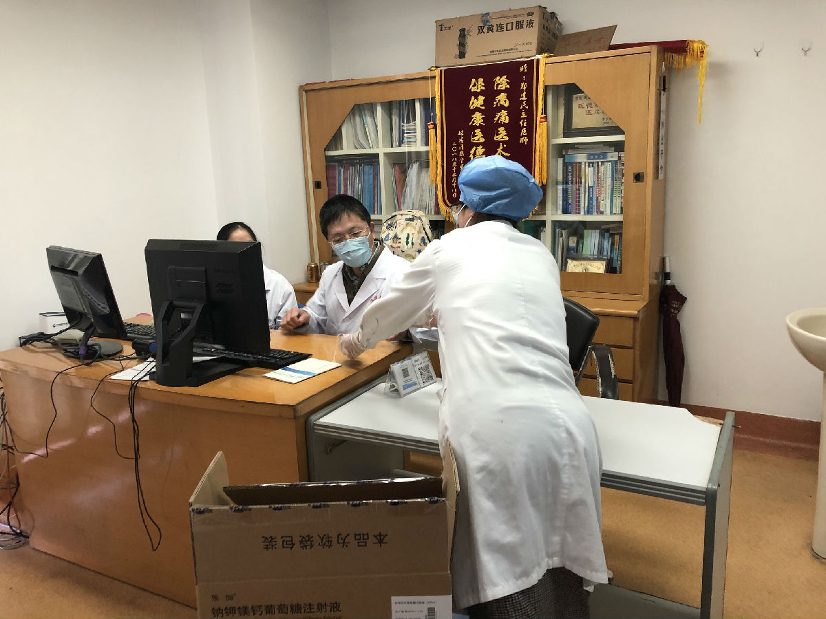 抗击疫情  香囊来助力 —— 药学部自制“中药防疫香囊”为抗疫战士增铠添甲