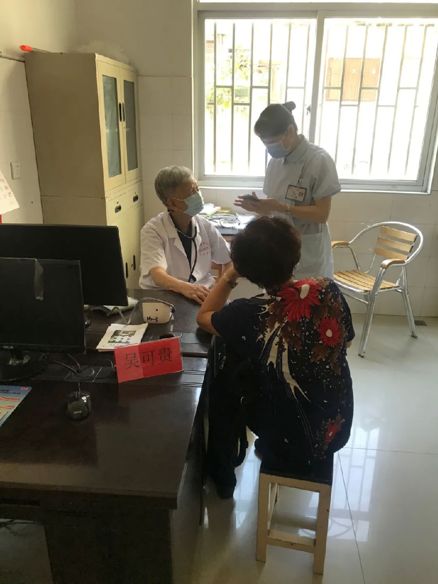 党员义诊送温暖 革命老村再聚力  ——干部病房支部党日活动记