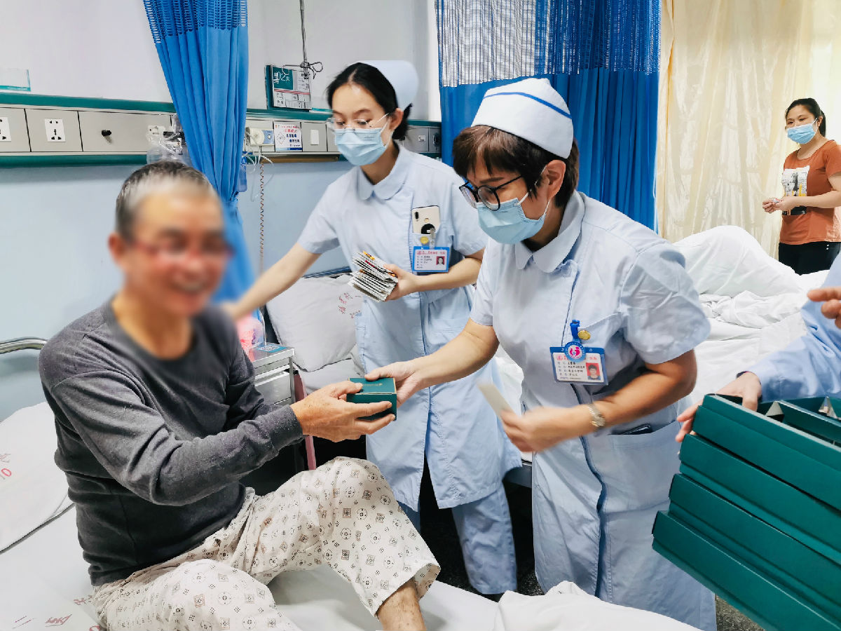 病房故事：月满中秋双节同庆情暖患者