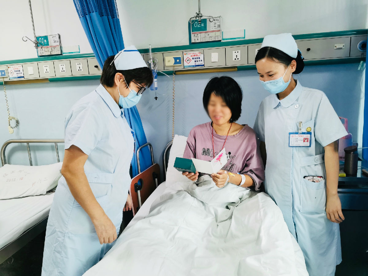 病房故事：月满中秋双节同庆情暖患者