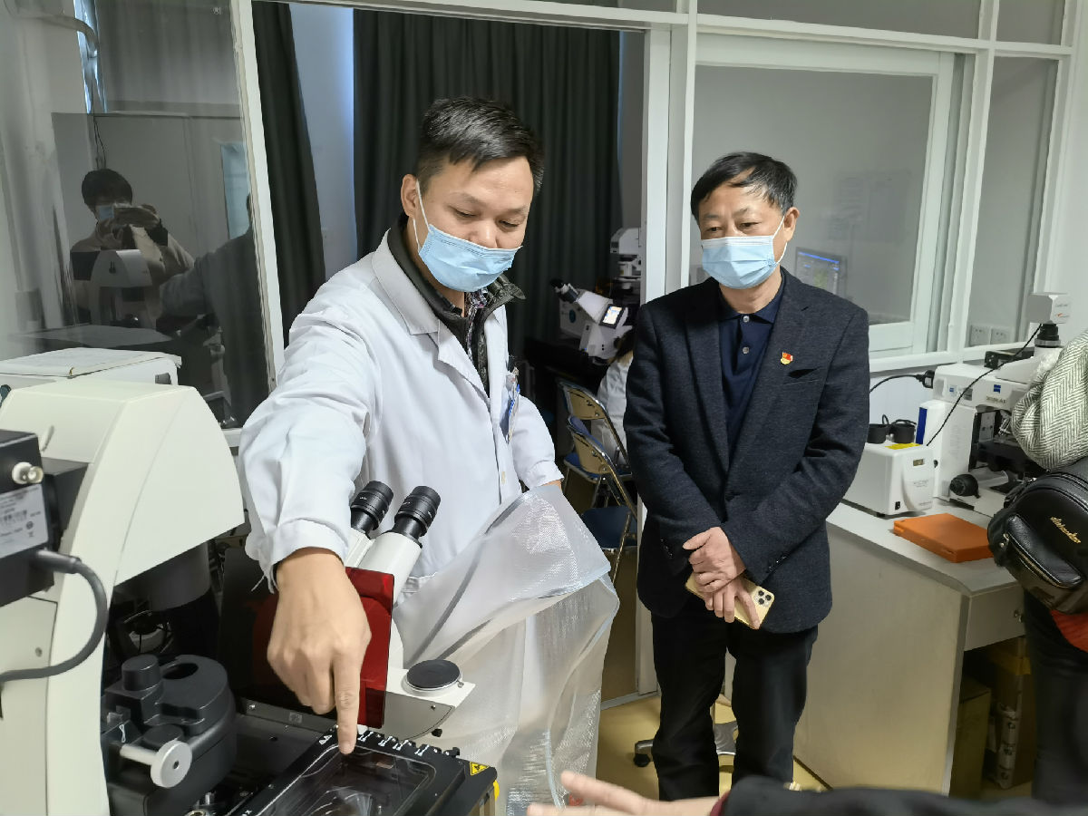 行政第一党支部与省科技厅社会发展科技处党支部联合开展“疫情防控科研攻关进医院”主题党日活动