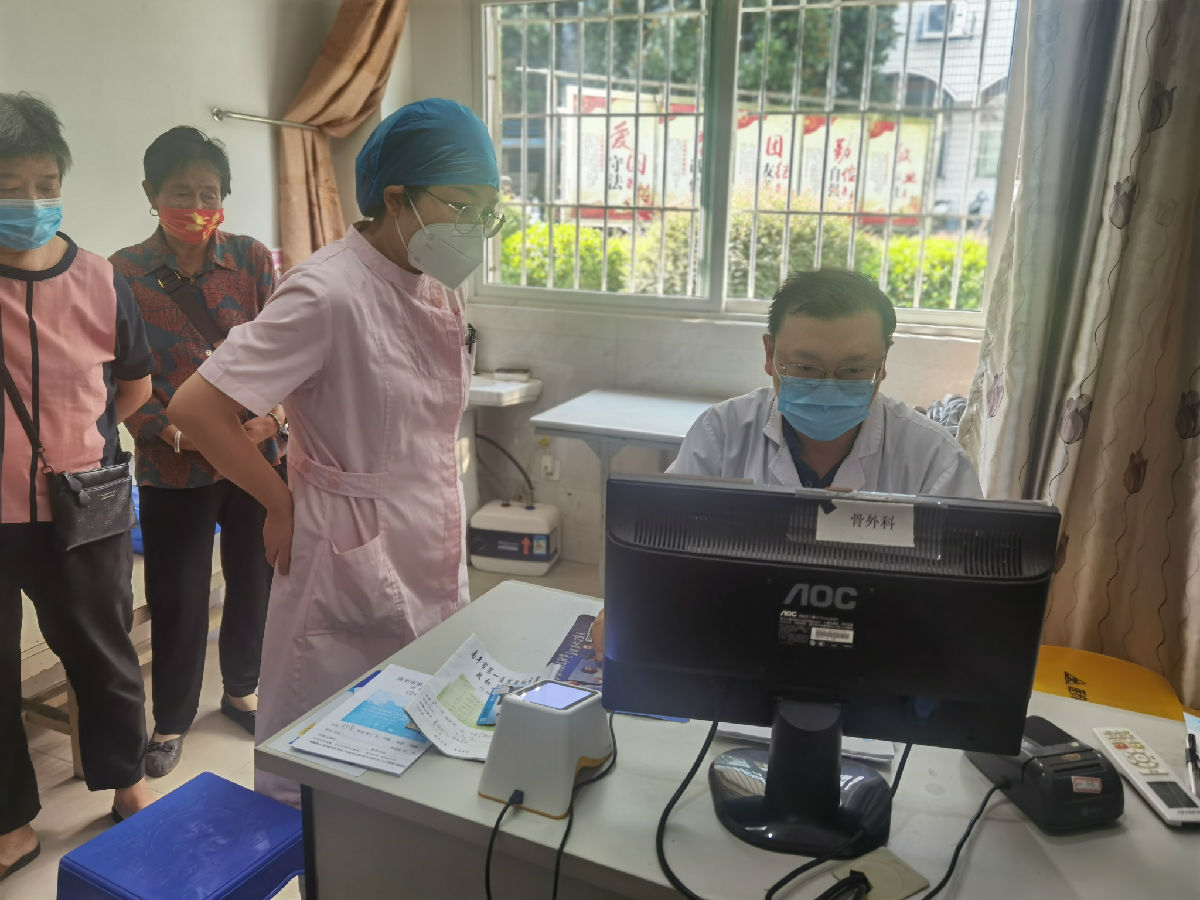 『附一党建』初心铭记附一路，医护联动义诊行