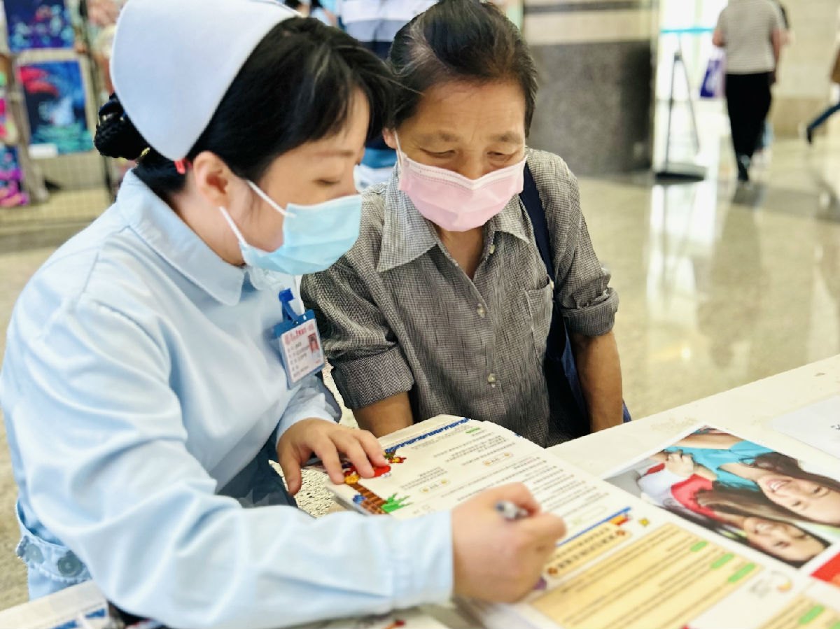 我院消化内科举办“‘肠’健康 常自由” 5&middot;19世界炎症性肠病日义诊活动