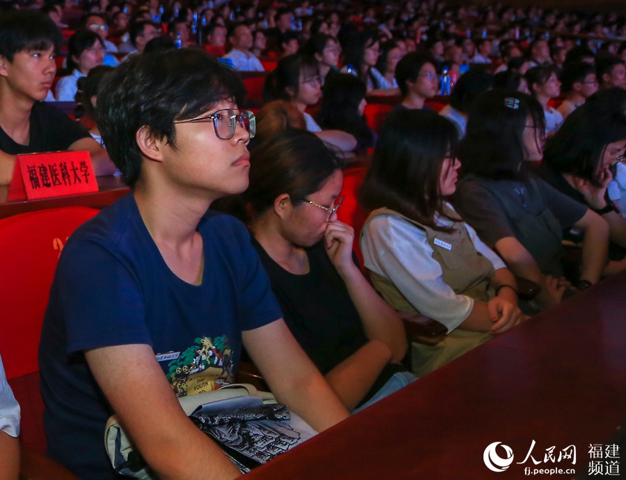 【慕容慎行同志先进事迹巡讲系列-福州站】人民网‖福建举行慕容慎行先进事迹巡回报告会&nbsp;首场报告1400余人聆听