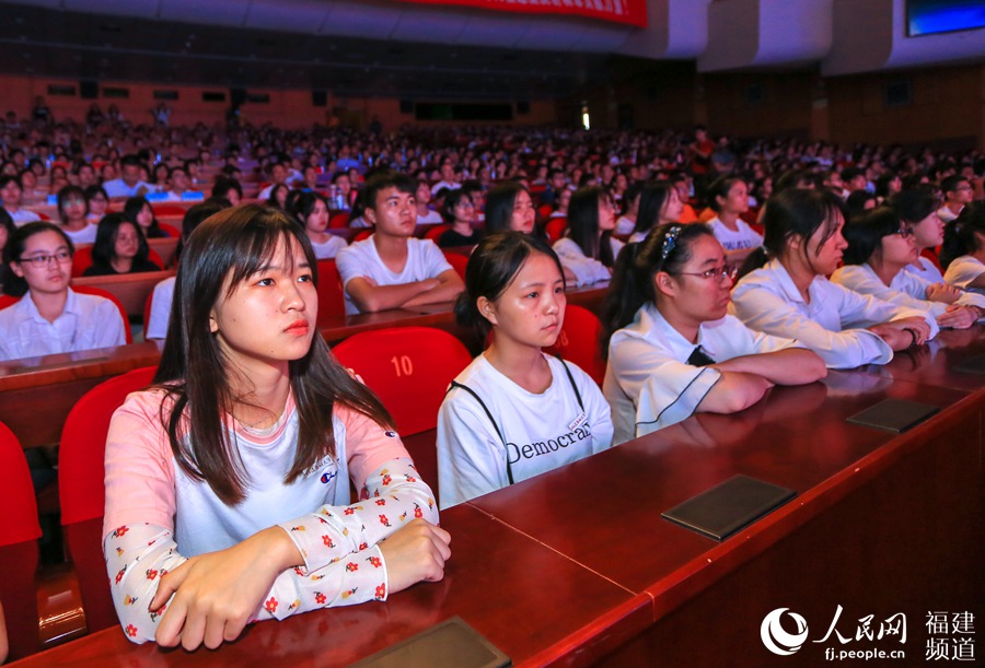 【慕容慎行同志先进事迹巡讲系列-福州站】人民网‖福建举行慕容慎行先进事迹巡回报告会&nbsp;首场报告1400余人聆听