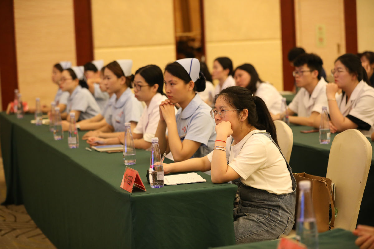 【慕容慎行同志先进事迹巡讲系列-漳州站】漳州卫健委‖慕容慎行同志先进事迹巡回报告会在漳举行