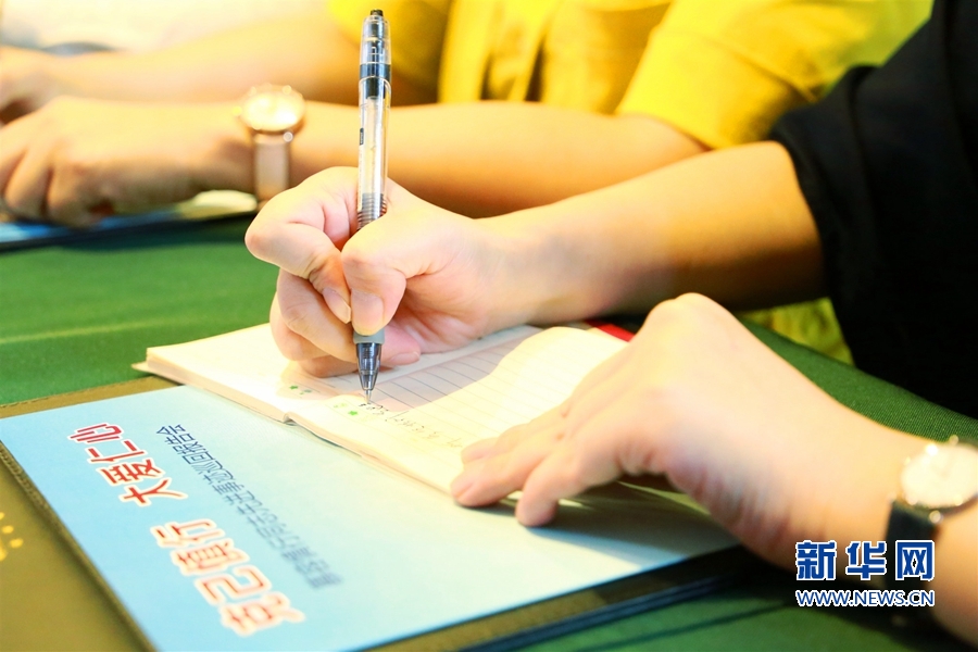 【慕容慎行同志先进事迹巡讲系列-泉州站】新华网‖【组图】慕容慎行同志先进事迹巡回报告会在泉州举行