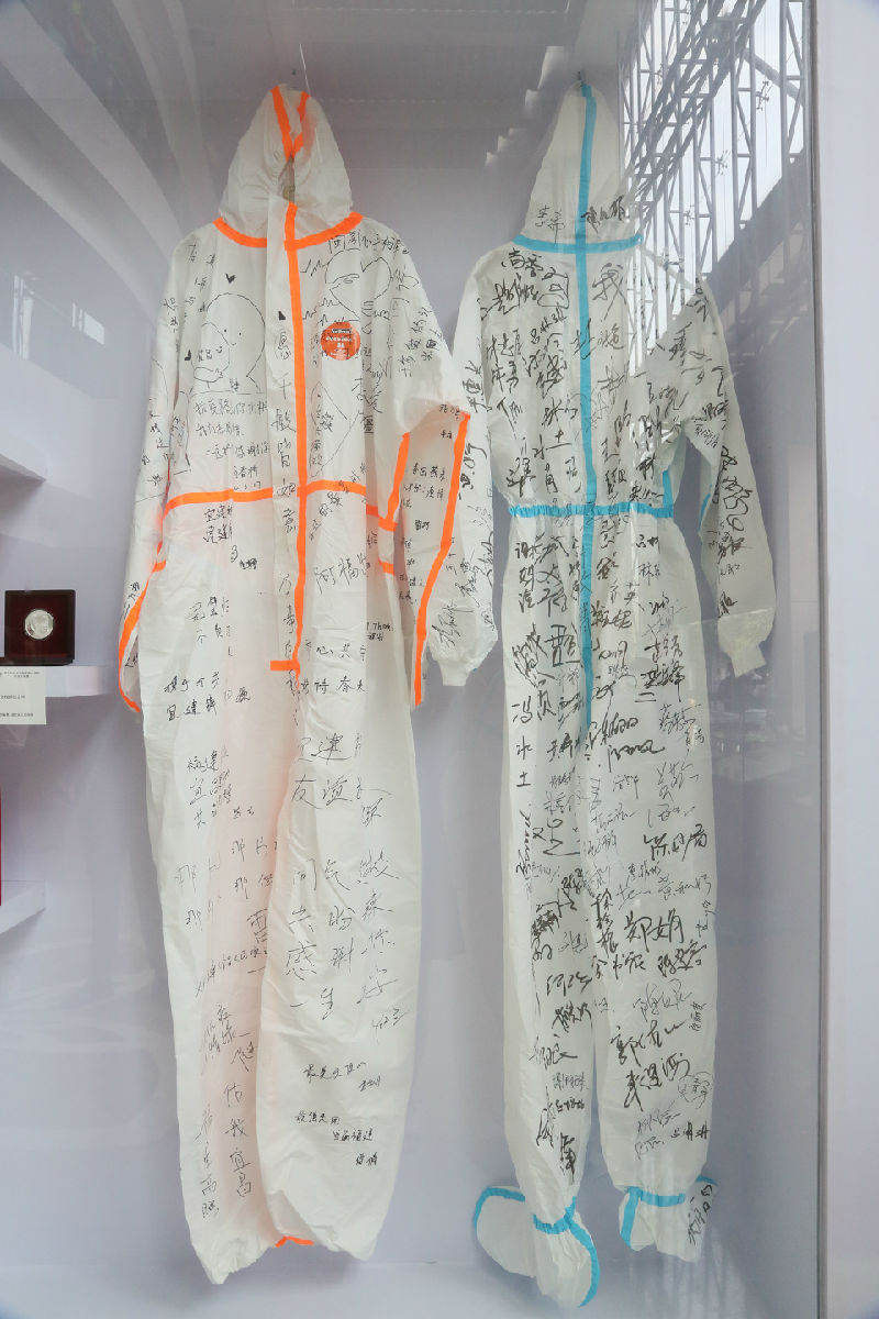 【福建首批援鄂医疗队队员签名战袍（右）、福建省对口支援宜昌防治新冠肺炎支援队队员与宜昌市第三人民医院人员签名战袍（左）】