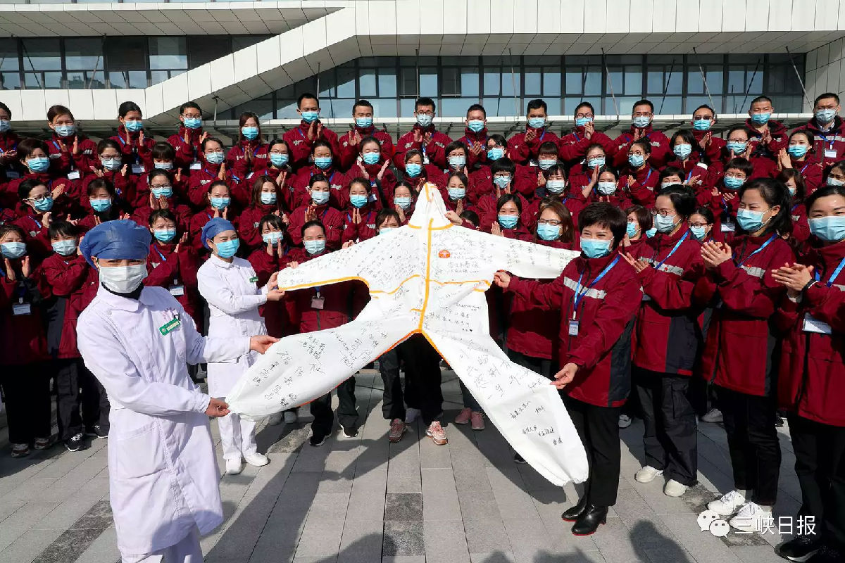 2020年3月7日，福建省对口支援宜昌防治新型冠状病毒肺炎支援队医疗队员在防护服上签名并与宜昌第三人民医院医护人员交换签名防护服