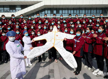 2020年3月7日，福建省对口支援宜昌防治新型冠状病毒肺炎支援队医疗队员在防护服上签名并与宜昌第三人民医院医护人员交换签名防护服