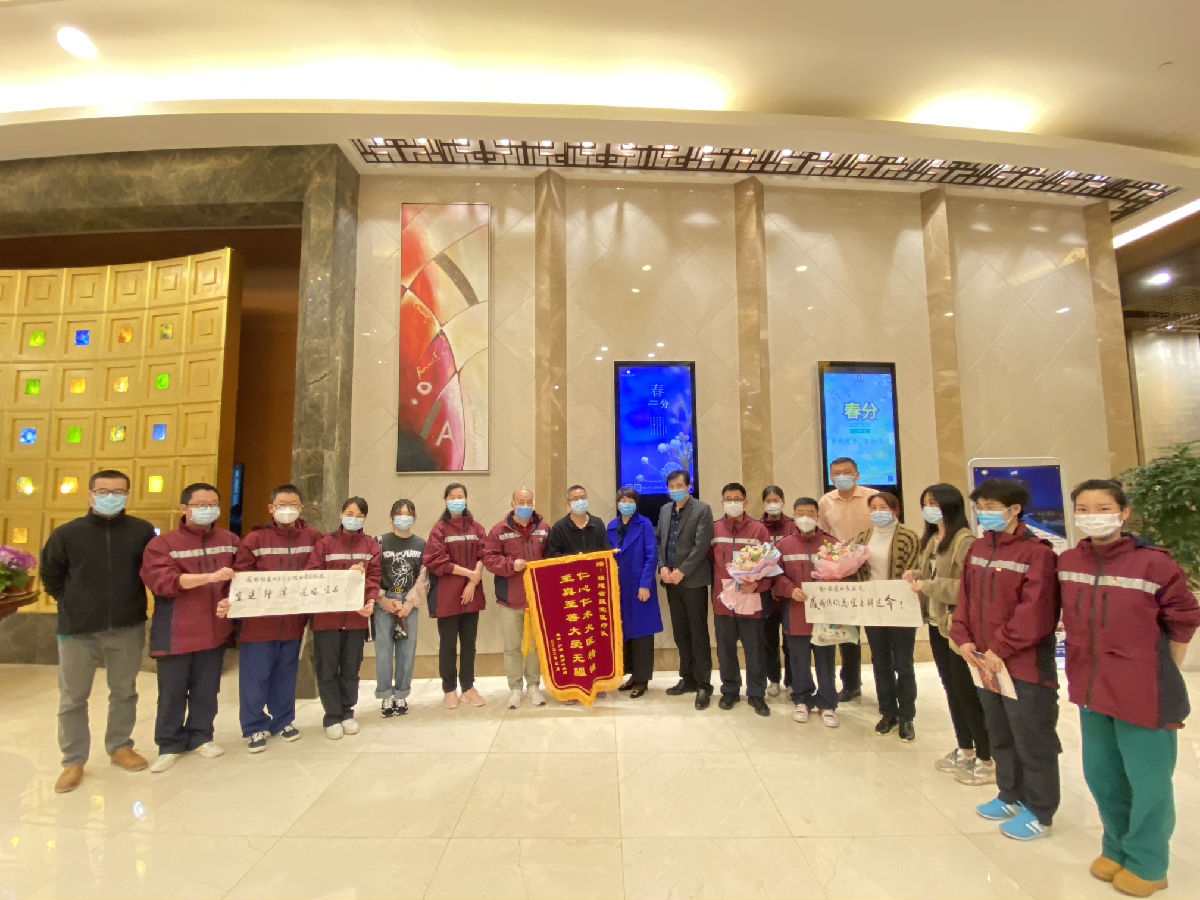 2020年3月22日，5个宜昌新冠肺炎患者家属自发的到福建省对口支援宜昌防治新型冠状病毒肺炎支援队驻地楼下为医护人员送别，并送鲜花、送感谢信