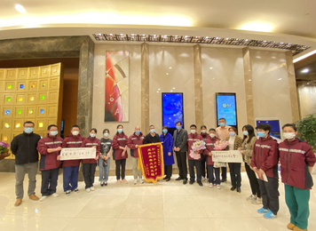 2020年3月22日，5个宜昌新冠肺炎患者家属自发的到福建省对口支援宜昌防治新型冠状病毒肺炎支援队驻地楼下为医护人员送别，并送鲜花、送感谢信