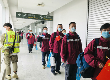 2020年3月23日，福建省对口支援宜昌防治新型冠状病毒肺炎支援队队员在宜昌三峡机场准备登机返回福州