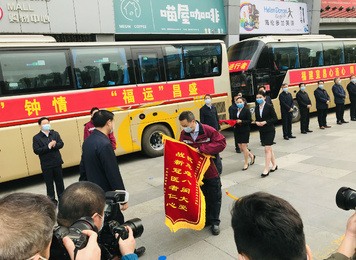 2020年3月23日，宜昌市市委副书记、市长张家胜代表市委、市政府向福建省对口支援宜昌防治新型冠状病毒肺炎支援队授锦旗