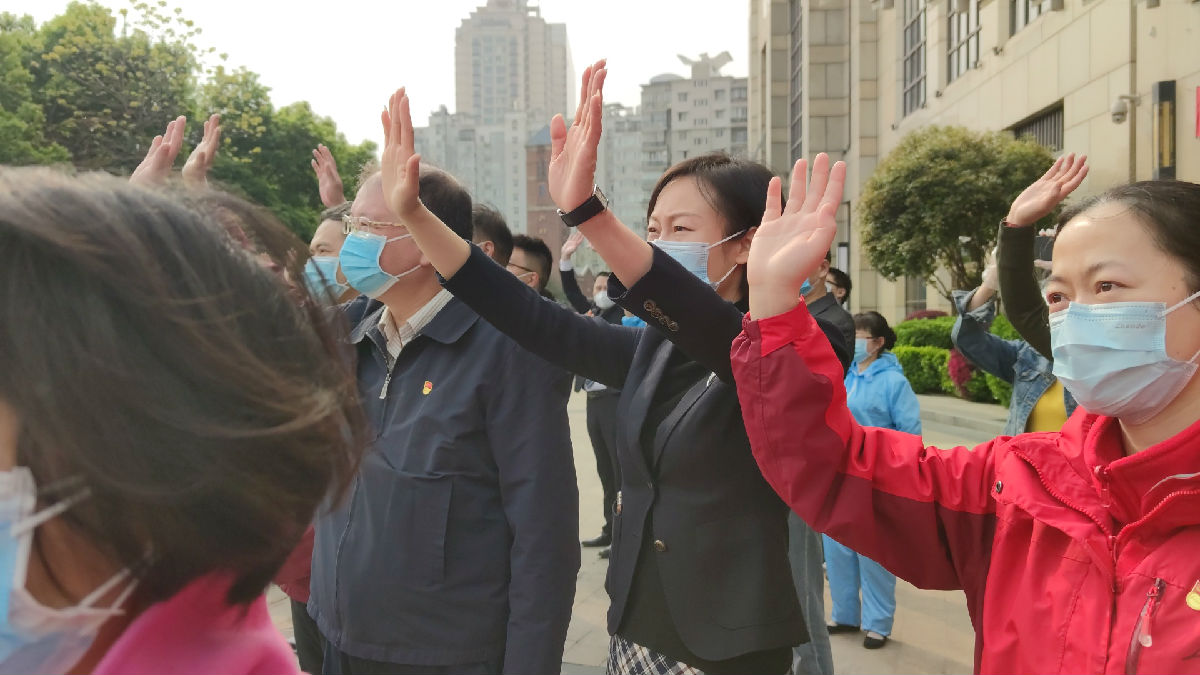 2020年3月24日，武汉市市民纷纷为福建省对口支援宜昌防治新型冠状病毒肺炎支援队队员送行