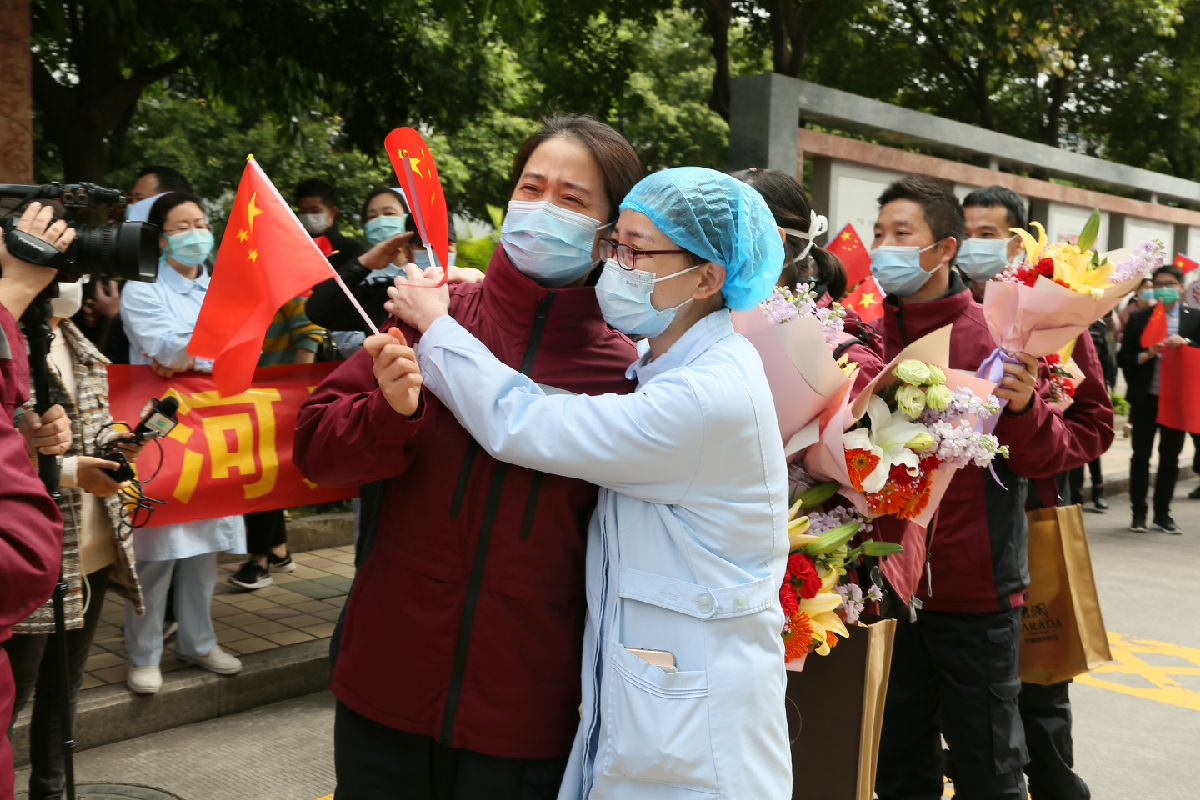 2020年4月7日，福建首批援鄂医疗队福建医大附一医院队队员赵建铭归院见到许久未见的同事不禁流下了眼泪