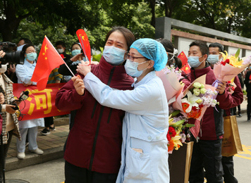 2020年4月7日，福建首批援鄂医疗队福建医大附一医院队队员赵建铭归院见到许久未见的同事不禁流下了眼泪