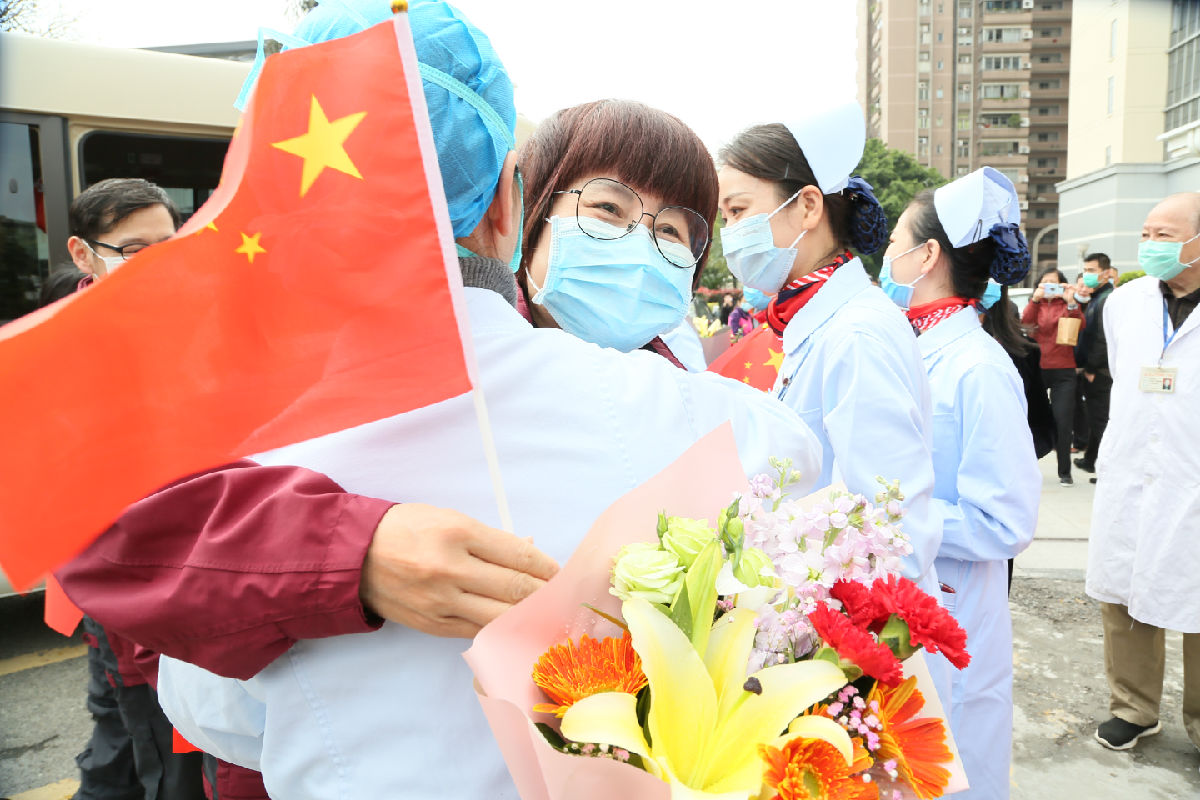 2020年4月7日，在院的同事一见到福建首批援鄂医疗队福建医大附一医院队队员林守虹从车上下来九冲上前给了她一个大大的拥抱，欢迎她回家