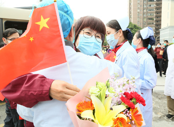 2020年4月7日，在院的同事一见到福建首批援鄂医疗队福建医大附一医院队队员林守虹从车上下来九冲上前给了她一个大大的拥抱，欢迎她回家