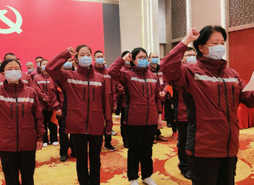 2020年3月22日，福建首批援鄂医疗队福建医大附一医院队员连宁芳（左一）面向国旗庄严宣誓，成为一名光荣的中国共产党预备党员