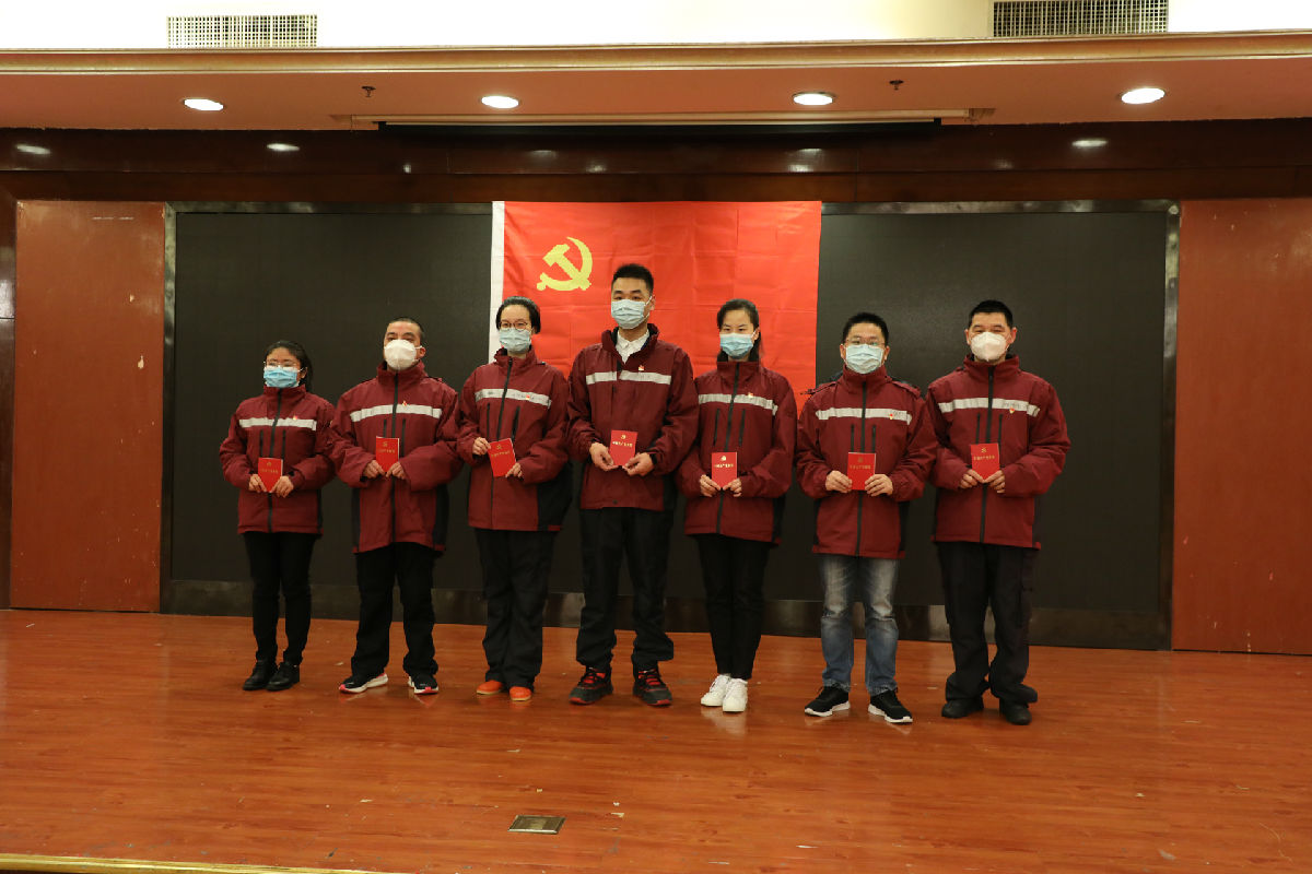 2020年3月15日，福建省对口支援宜昌防治新型冠状病毒肺炎首批支援队福建医大附一医院队员林清（中）、薛枫（左三）、陈欣（右三）面对党旗庄严宣誓，成为一名光荣的