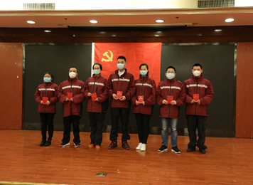 2020年3月15日，福建省对口支援宜昌防治新型冠状病毒肺炎首批支援队福建医大附一医院队员林清（中）、薛枫（左三）、陈欣（右三）面对党旗庄严宣誓，成为一名光荣的