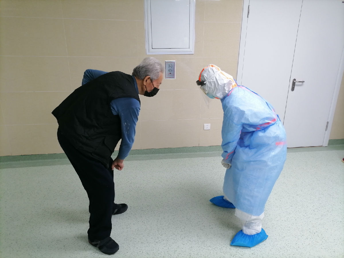 2020年3月11日，福建省对口支援宜昌防治新型冠状病毒肺炎支援队福建医大附一医院队员教授新冠肺炎患者如何精准到位地练习福宜方案国际首创独家秘笈——康复健肺八段