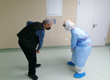 2020年3月11日，福建省对口支援宜昌防治新型冠状病毒肺炎支援队福建医大附一医院队员教授新冠肺炎患者如何精准到位地练习福宜方案国际首创独家秘笈——康复健肺八段