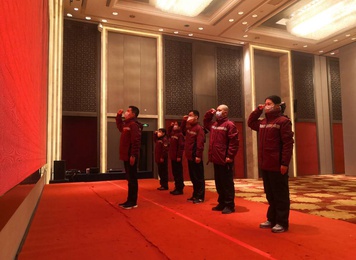 2020年3月2日，福建首批援鄂医疗队队员赵建铭（后左二）面向党旗庄严宣誓，成为一名光荣的中国共产党预备党员