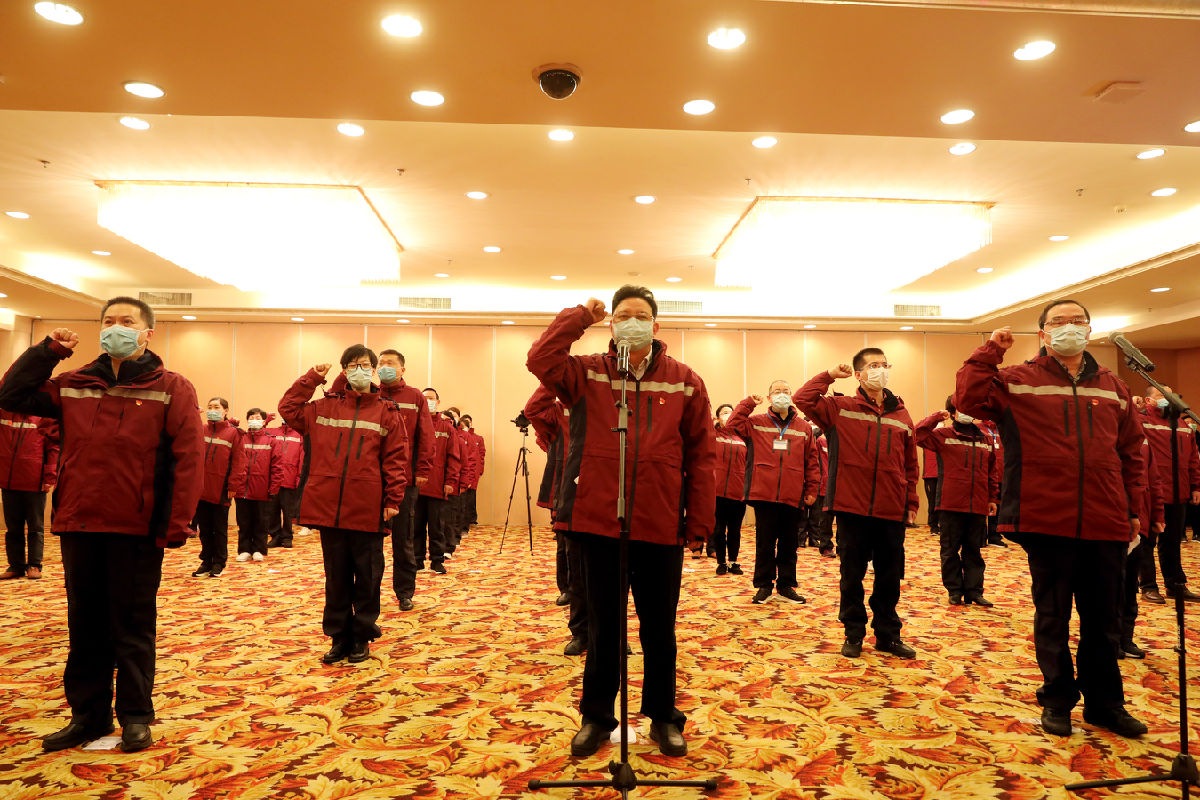 2020年3月1日，福建省对口支援宜昌防治新型冠状病毒肺炎支援队在鲜艳的党旗下重温入党誓词