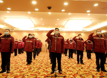 2020年3月1日，福建省对口支援宜昌防治新型冠状病毒肺炎支援队在鲜艳的党旗下重温入党誓词