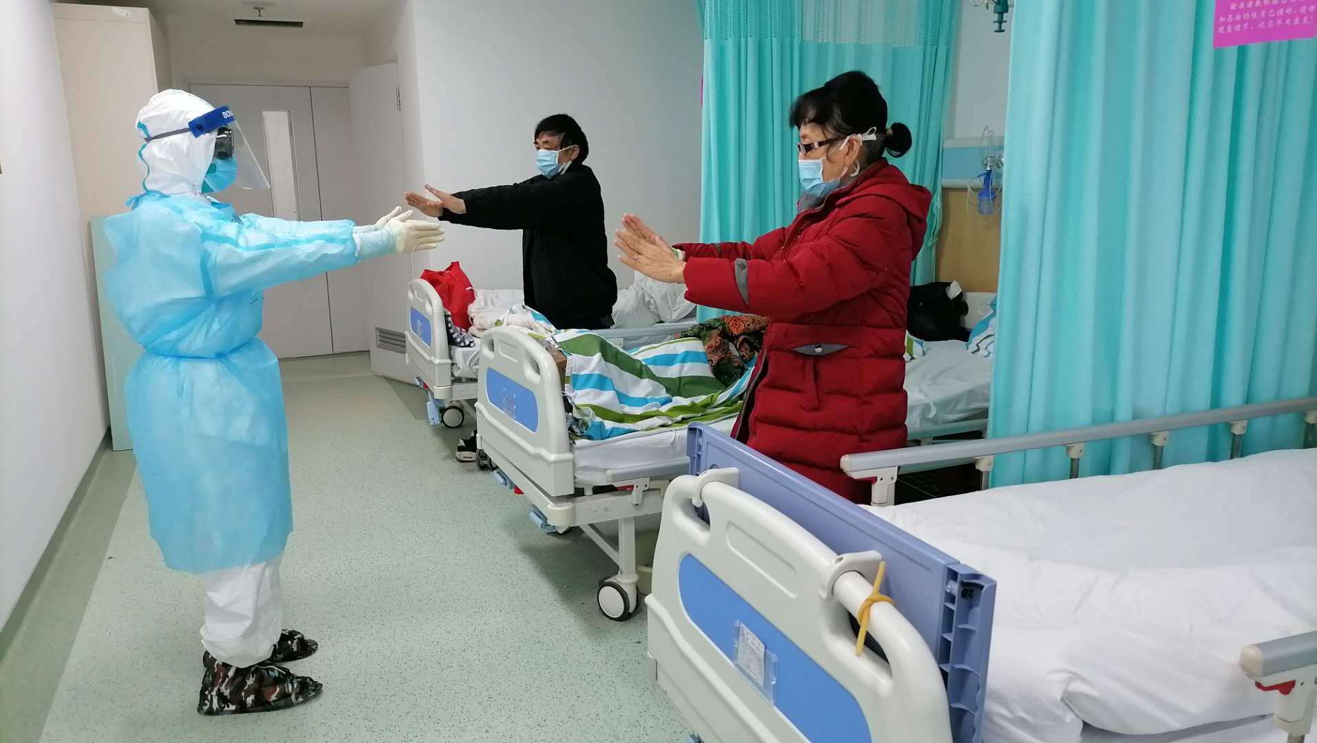2020年3月，福建省对口支援宜昌防治新型冠状病毒肺炎支援队福建医大附一医院队员教授新冠肺炎患者如何精准到位地练习《福宜方案》国际首创独家秘笈——康复健肺八段操