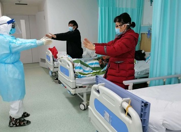 2020年3月，福建省对口支援宜昌防治新型冠状病毒肺炎支援队福建医大附一医院队员教授新冠肺炎患者如何精准到位地练习《福宜方案》国际首创独家秘笈——康复健肺八段操