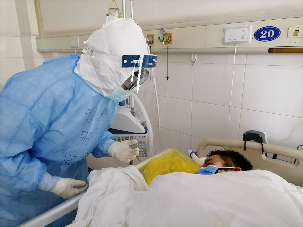 2020年2月22日，福建省对口支援宜昌防治新型冠状病毒肺炎支援队福建医大附一医院队员在宜昌第三人民医院开展医疗救治工作