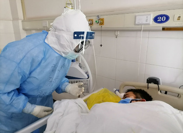 2020年2月22日，福建省对口支援宜昌防治新型冠状病毒肺炎支援队福建医大附一医院队员在宜昌第三人民医院开展医疗救治工作