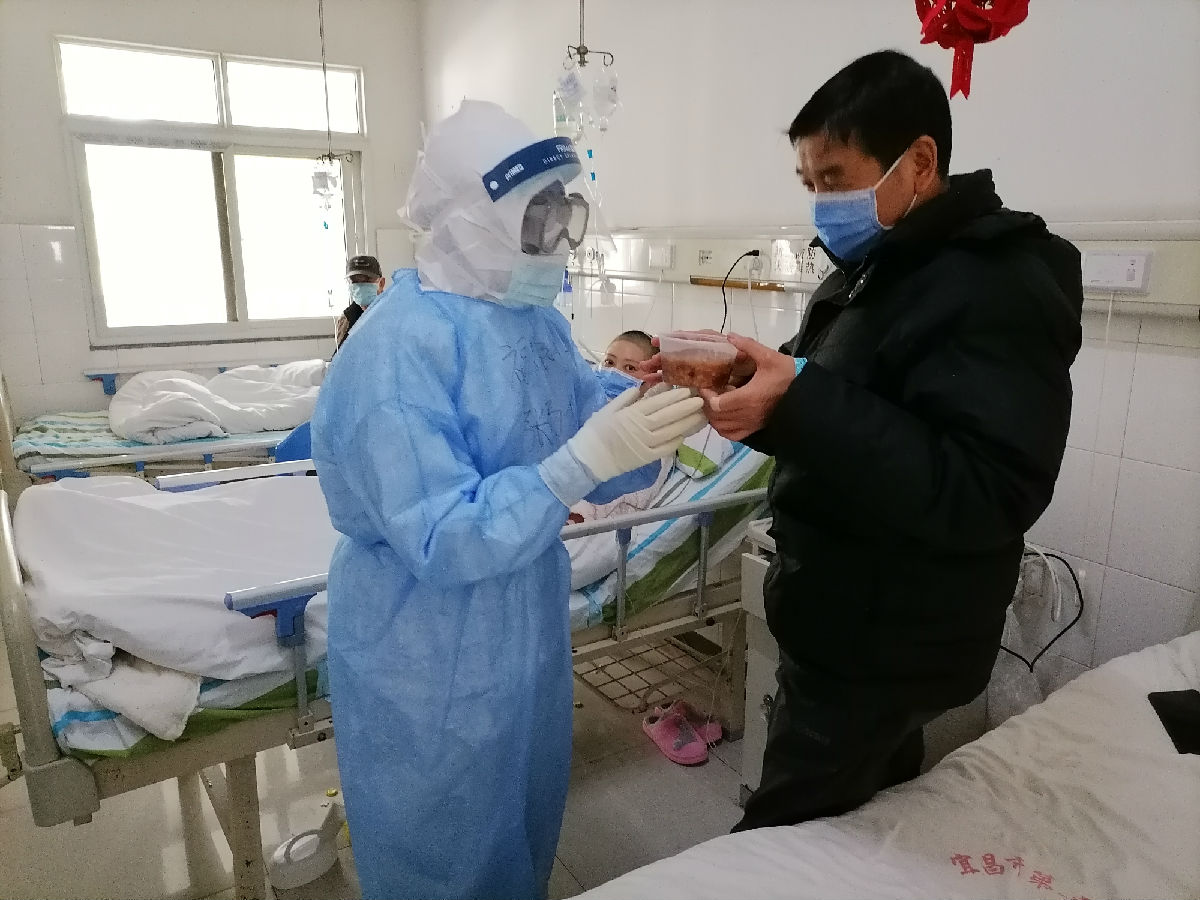 2020年2月22日，福建省对口支援宜昌防治新型冠状病毒肺炎支援队福建医大附一医院队员在福州传统拗九节当天为宜昌第三人民医院患者送上福州特有的拗九粥