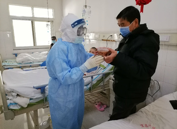 2020年2月22日，福建省对口支援宜昌防治新型冠状病毒肺炎支援队福建医大附一医院队员在福州传统拗九节当天为宜昌第三人民医院患者送上福州特有的拗九粥