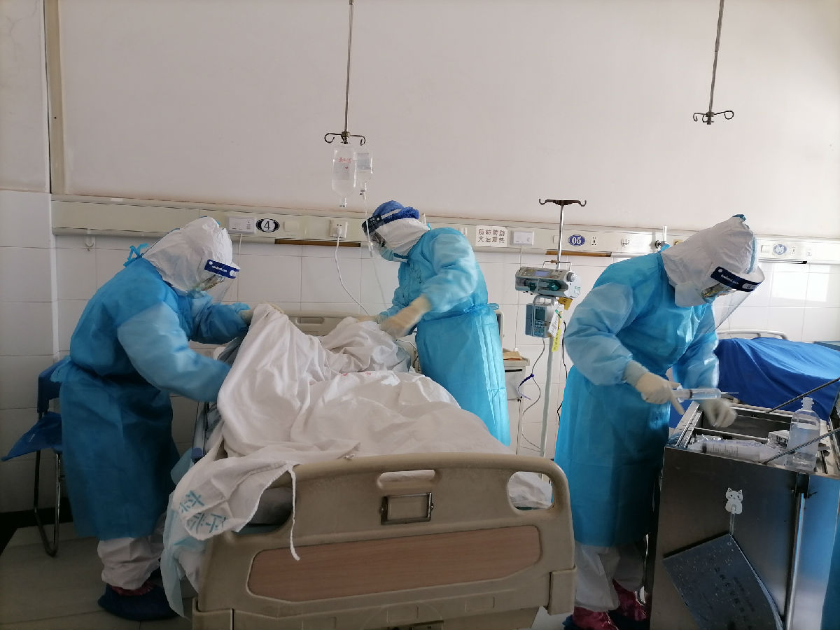 2020年2月21日，福建省对口支援宜昌防治新型冠状病毒肺炎首批支援队附一医院队员在宜昌第三人民医院病房抢救患者