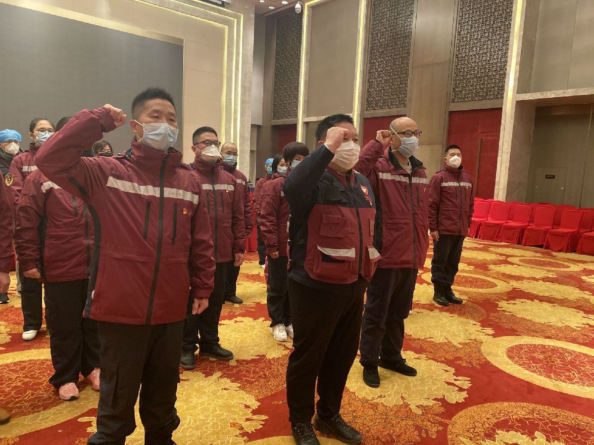 2020年2月20日，福建首批援鄂医疗队福建医大附一医院队员林忠厚（左一）在驻地30多名党员战友的共同见证下，成为一名光荣的中国共产党预备党员