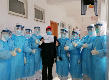 2020年2月20日，福建省对口支援宜昌防治新型冠状病毒肺炎支援队护理队员为当天转去轻症病房的患者送上一幅寓意平安的手绘《福州太平面》