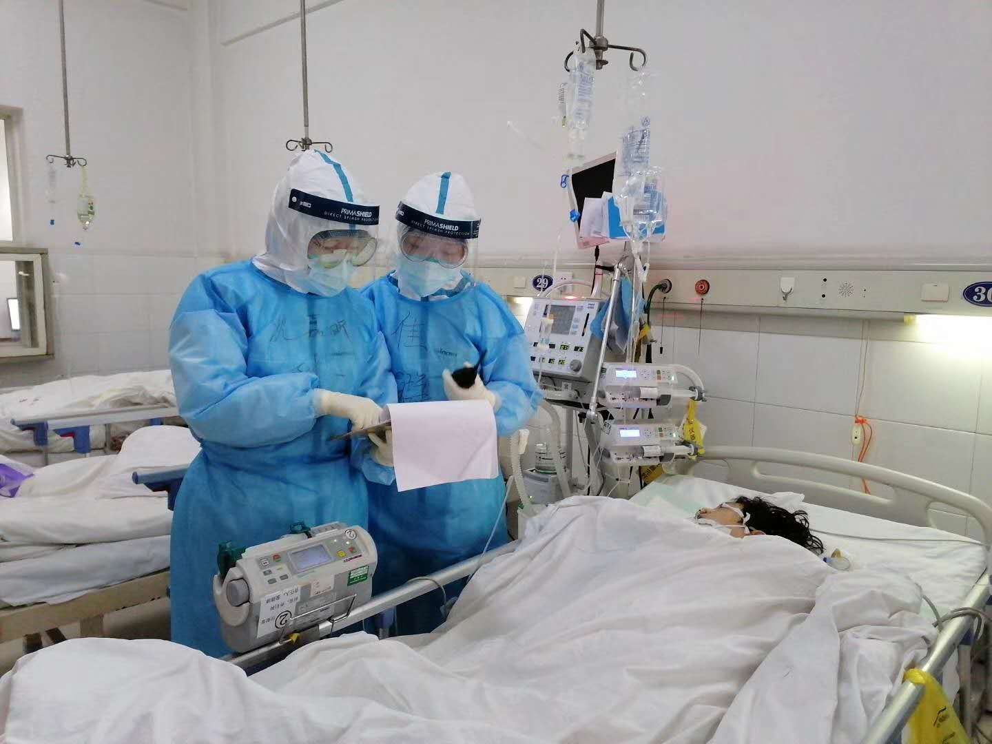 2020年2月20日，福建省对口支援宜昌防治新型冠状病毒肺炎支援队福建医大附一医院医疗队员在宜昌第三人民医院病房讨论患者病情