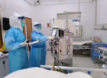 2020年2月20日，福建省对口支援宜昌防治新型冠状病毒肺炎支援队福建医大附一医院的医疗队员在宜昌第三人民医院开展救治工作