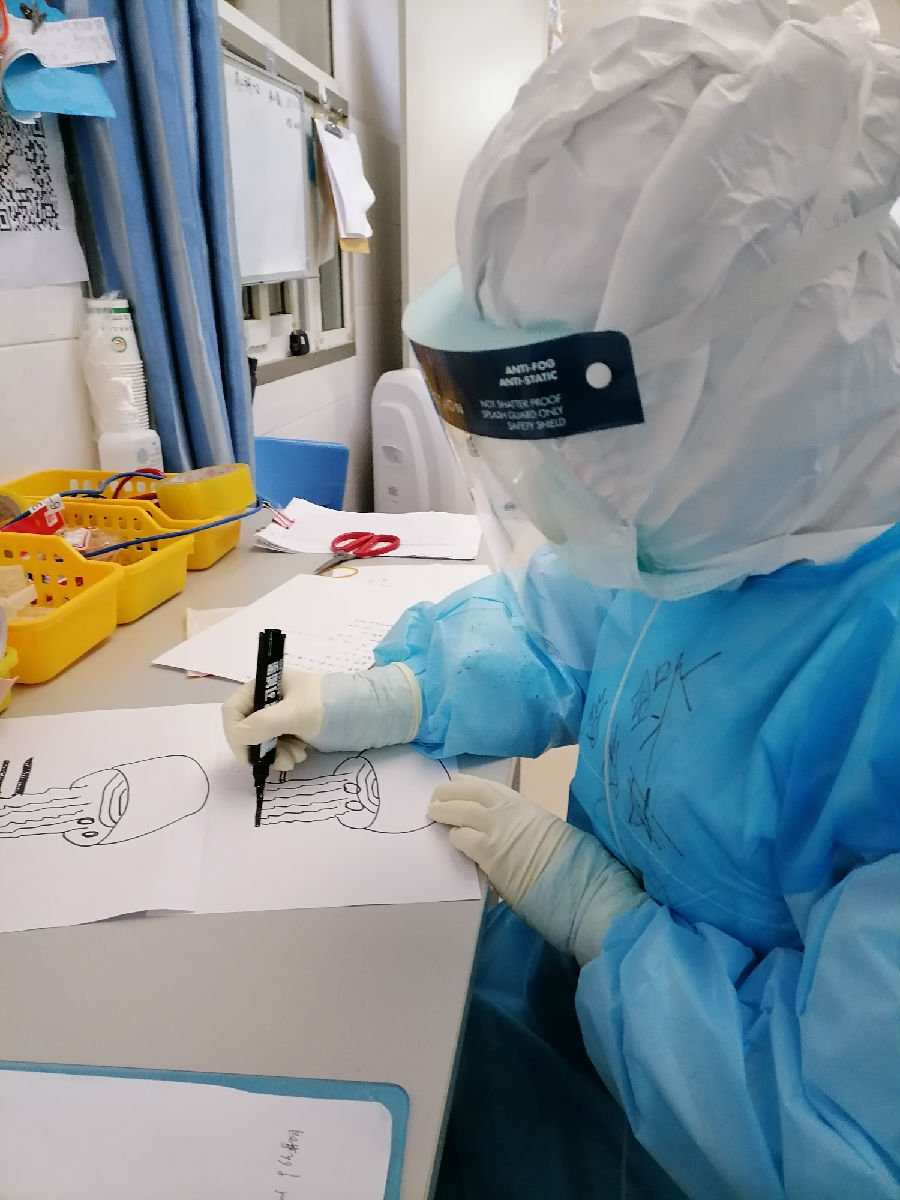 2020年2月20日，福建省对口支援宜昌防治新型冠状病毒肺炎首批支援队福建医大附一医院队员封婷婷为当天重症转轻症病房的四名患者每人画一幅福州的太平面，祝福他们平