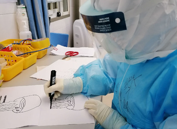 2020年2月20日，福建省对口支援宜昌防治新型冠状病毒肺炎首批支援队福建医大附一医院队员封婷婷为当天重症转轻症病房的四名患者每人画一幅福州的太平面，祝福他们平