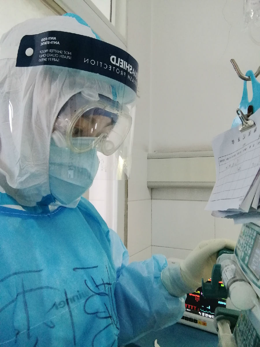 2020年2月19日，福建省对口支援宜昌防治新型冠状病毒肺炎支援队福建医大附一医院队员阙嫒雯为患者推注泵上药调节速度