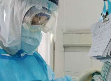 2020年2月19日，福建省对口支援宜昌防治新型冠状病毒肺炎支援队福建医大附一医院队员阙嫒雯为患者推注泵上药调节速度