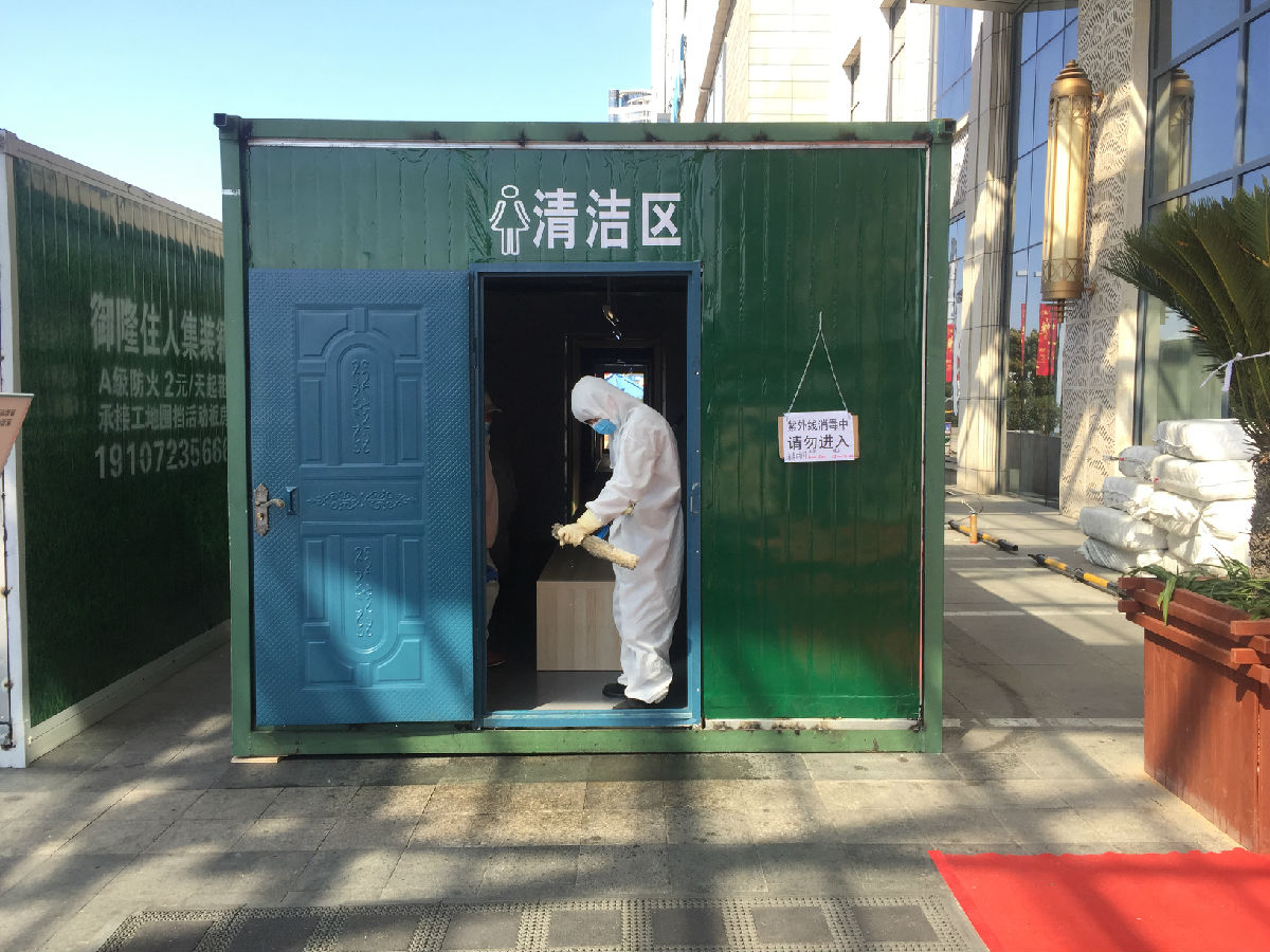 2020年2月18日，福建省对口支援宜昌防治新型冠状病毒肺炎支援队后勤保障组搭建消毒通道