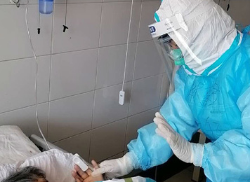 2020年2月16日，福建省对口支援宜昌防治新型冠状病毒肺炎支援队福建医大附一医院队员在宜昌第三人民医院开展医疗救治工作