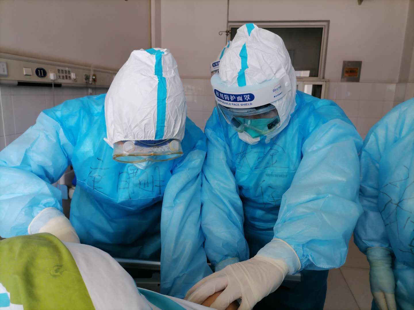 2020年2月16日，福建省对口支援宜昌防治新型冠状病毒肺炎支援队福建医大附一医院队员在宜昌第三人民医院开展医疗救治工作